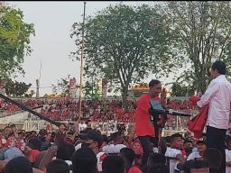 Momen Presiden Jokowi Berikan Jaket pada Driver Ojol di Surabaya