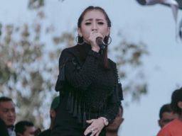 Karir Kades Cantik Lamongan di Dunia Tarik Suara usai Menikah, Gantung Mic?