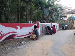 Keren! Tembok Desa di Sumenep Disulap Serba Merah Putih
