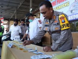 Polres Sampang Gelar Tes Urine Dadakan Usai Apel Pagi