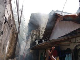 Rumah 2 Lantai di Ngagel Timur Surabaya Terbakar, 12 Mobil Pemadam Dikerahkan