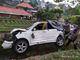 Toyota Rush Nyungsep ke Sawah di Pacet Mojokerto, 4 Warga Surabaya Terluka