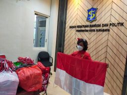 Pemkot Surabaya Siapkan 13.884 Bendera Merah Putih Gratis untuk Warga