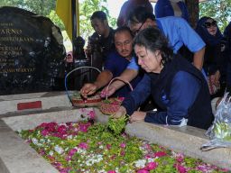 Peringati HUT ke-77 RI, NasDem Jatim Ziarah ke Makam Bung Karno