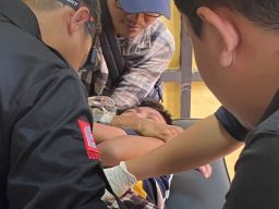 Potret Ekspresi Peserta Khitan Massal Ceria Dalam Rangka Dies Natalis ke-41 UWKS