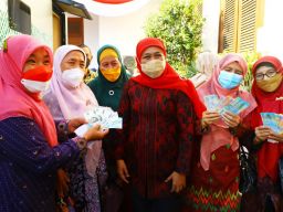 350 Guru Diberi Hadiah Uang Baru, Begini Harapan Gubernur Khofifah