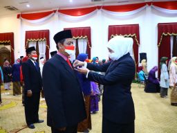 Sematkan Satyalancana Karya Satya, Khofifah: Ikan Hiu Bertutul, I Love You Full