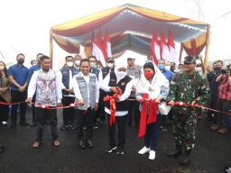 Resmikan Jembatan Kajar Kuning Lumajang, Ini Harapan Gubernur Khofifah