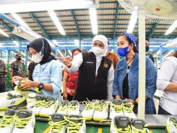Khofifah Lepas Ekspor 14.150 Pasang Sepatu Produksi Madiun ke China