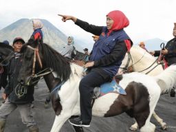 Khofifah Ajak Nikmati Keindahan Gunung Bromo, Kawah Ijen dan Gili Iyang