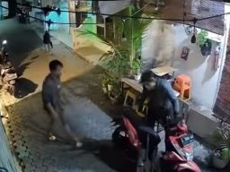 Tiga Bandit Satroni Rumah Kos di Surabaya: Bobol Pagar, Gondol Motor Beat
