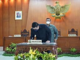 Mas Dhito dan DPRD Tanda Tangani Nota Kesepakatan KUA-PPAS APBD 2023