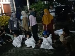 Melihat Lomba Balap Karung Pakai Helm Pengocok Perut di Jombang