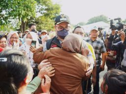 Dipeluk Mas Dhito, Emak-emak di Kediri Menangis Bahagia