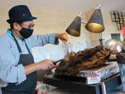 Peringati Kemerdekaan RI, Hotel di Surabaya Sajikan Kuliner Rawon Iga Raksasa