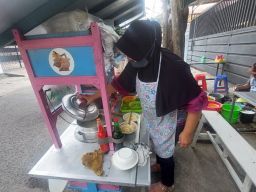 Yuk, Mencicipi Pangsit Mie Ayam Jimerto Surabaya