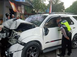 Mobil Fortuner di Kediri Tabrak Pohon, 2 Penumpang Tewas, 3 Terluka