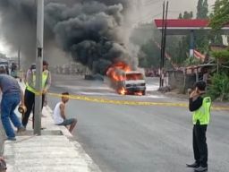 Mobil Suzuki Carry Terbakar Depan SPBU Jalan Raya Mojoagung Jombang