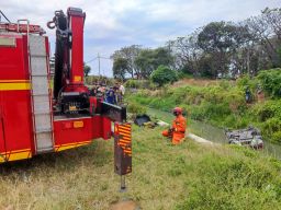 Sopir Masih Belajar, Mobil Brio Putih Milik Warga Surabaya Terbalik di Sungai