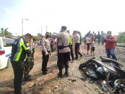 Motor Tersambar Kereta Api di Mojokerto: Ibu Tewas, Anak Luka Parah