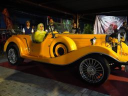 Hadiri Freedom Motorcycle and Music Revival, Ning Ita Sempat Jajal Mobil Klasik