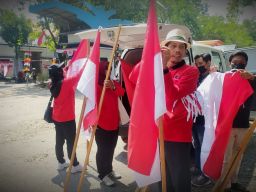 Semarakkan HUT ke-77 RI, PDIP Lamongan Pasang 100 Bendera di Depan Lapak PKL