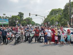 Detik-detik Proklamasi, Pengguna Jalan di Jombang Nyanyikan Indonesia Raya