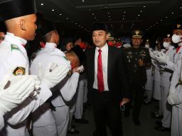 Kukuhkan Paskibraka, Eri Cahyadi: Kobarkan Semangat Bangun Surabaya