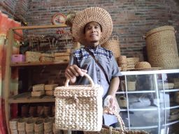 Pria Asal Mojokerto Ini Menghasilkan Cuan dari Enceng Gondok