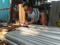 HUT ke-77 RI, Perajin Tiang Bendera di Lamongan Ikut Ketiban Untung