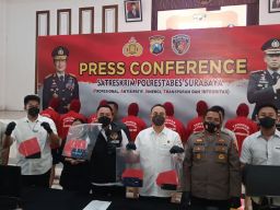 Markas Judi Online di Surabaya Digerebek: Beromzet Miliaran, Libatkan 7 Orang