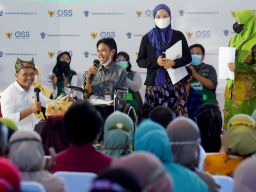 Kunjungi Banyuwangi, Menteri Bahlil Pesan Tas Buatan Perajin Disabilitas