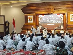 Aksi Jenaka Pak Ghulam Bikin Tawa Khofifah dan Orang se Grahadi Pecah