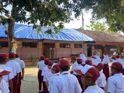 Kelas di SDN Nongkodono Ponorogo Beratapkan Terpal, Murid: Serem