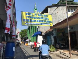 Viral Spanduk Bertuliskan 'Awas Penipuan' Terpasang di Pasar Pekauman, Sidoarjo