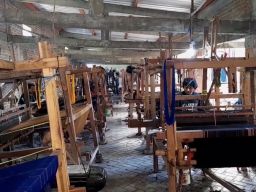 Harga Kapas Dunia Melambung, Perajin Tenun Ikat Kediri Naikkan Harga Jual