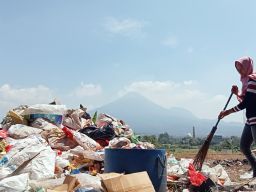 Cara Warga Kepulungan Pasuruan, Musnahkan Tumpukan Sampah yang Cemari Lingkungan