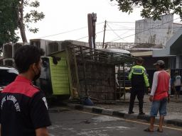 Truk Pengangkut Ayam Potong Terguling di Jombang