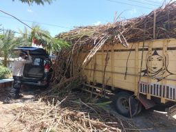 Duarr!! Truk Bermuatan Tebu Tabrak Avanza di Madiun, 2 Orang Terluka
