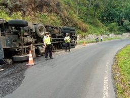 Menikung di Jalur Pacitan - Ponorogo, Truk Bermuatan Pupuk Terguling