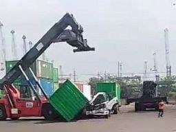 Truk Trailer Tertimpa Kontainer di Depo PT BJTI Surabaya, Pengemudi Tewas