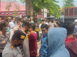 Massa BMM Sebar Rokok Ilegal di Depan Kantor Bea Cukai Madura