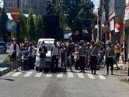 Jantung Kota Ponorogo Mendadak Macet, 77 Polisi Bagikan 2022 Bendera Merah Putih