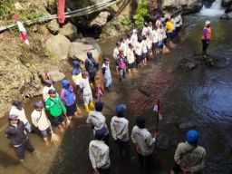 Ratusan Orang Berbaju Adat Gelar Upacara HUT Ke-77 RI di Sungai Kota Batu