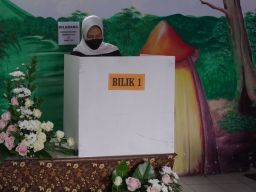 Saat Wali Kota Batu Dewanti Rumpoko Mencoblos dalam Pilkades di Kampungnya