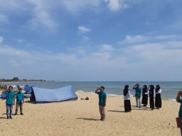 Wartawan Sampang Kibarkan Bendera Merah Putih di Tepi Pantai Hutan Kera Nepa