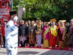 Upacara HUT ke-77 RI, Kader PDIP Surabaya Kenakan Pakaian Adat Berbagai Daerah