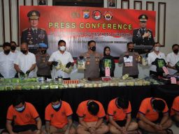 8 Kurir Narkoba Jaringan Antarpulau Diringkus, 90 Kg Sabu dan 13 Kg Ganja Disita