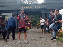 Galang Dana untuk Penderita Kanker, Pria Ini Lari Cemoro Sewu Magetan - Monas