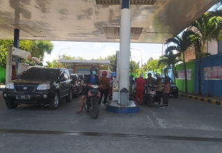 Harga BBM Batal Naik, Antrean Kendaraan Masih Terjadi di SPBU Lamongan